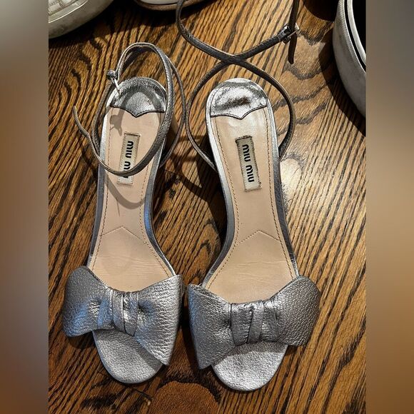 MIU MIU
Metallic Leather Bow Sandal, Silver size 38.5 - Picture 8 of 8